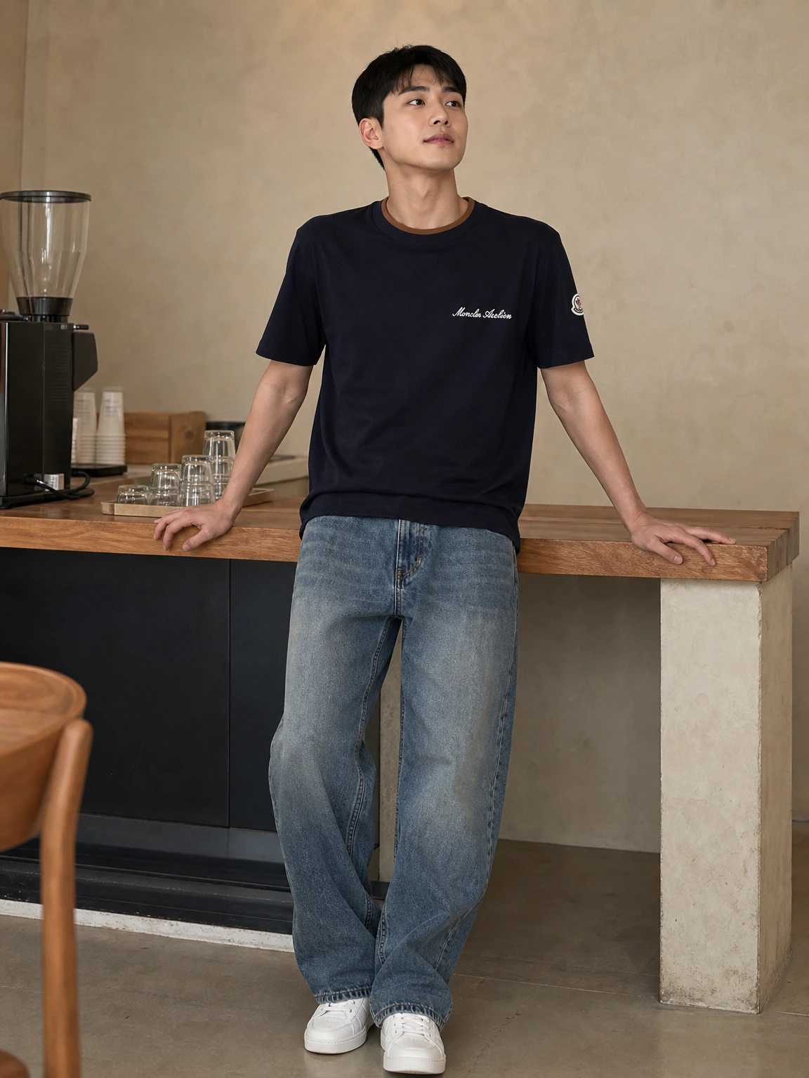 배색 넥라인이 돋보이는 반팔 티셔츠