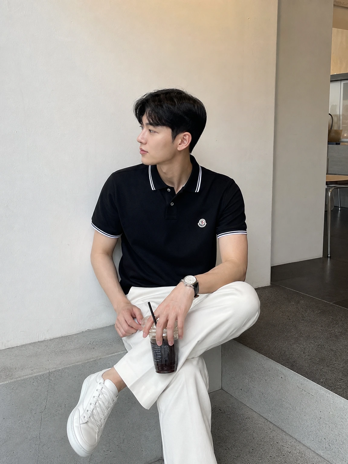 배색 팁 라인이 선명한 반팔 티셔츠