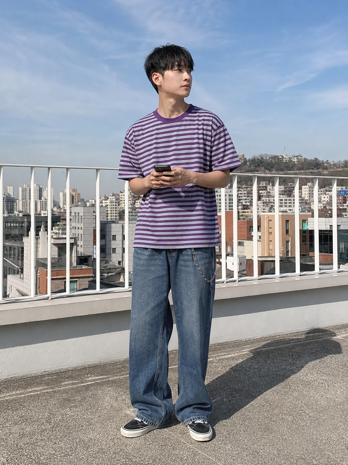 굵은 스트라이프가 돋보이는 반팔 티셔츠
