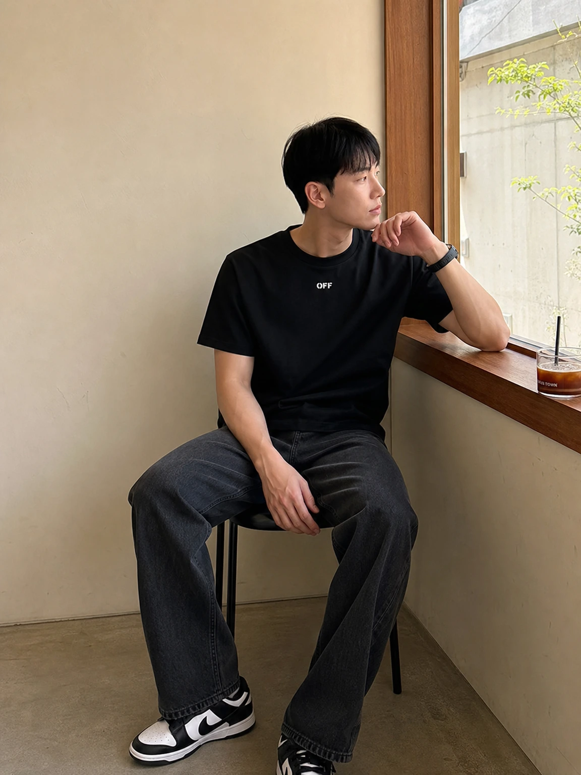 미니 OFF 로고로 시선을 모으는 티셔츠