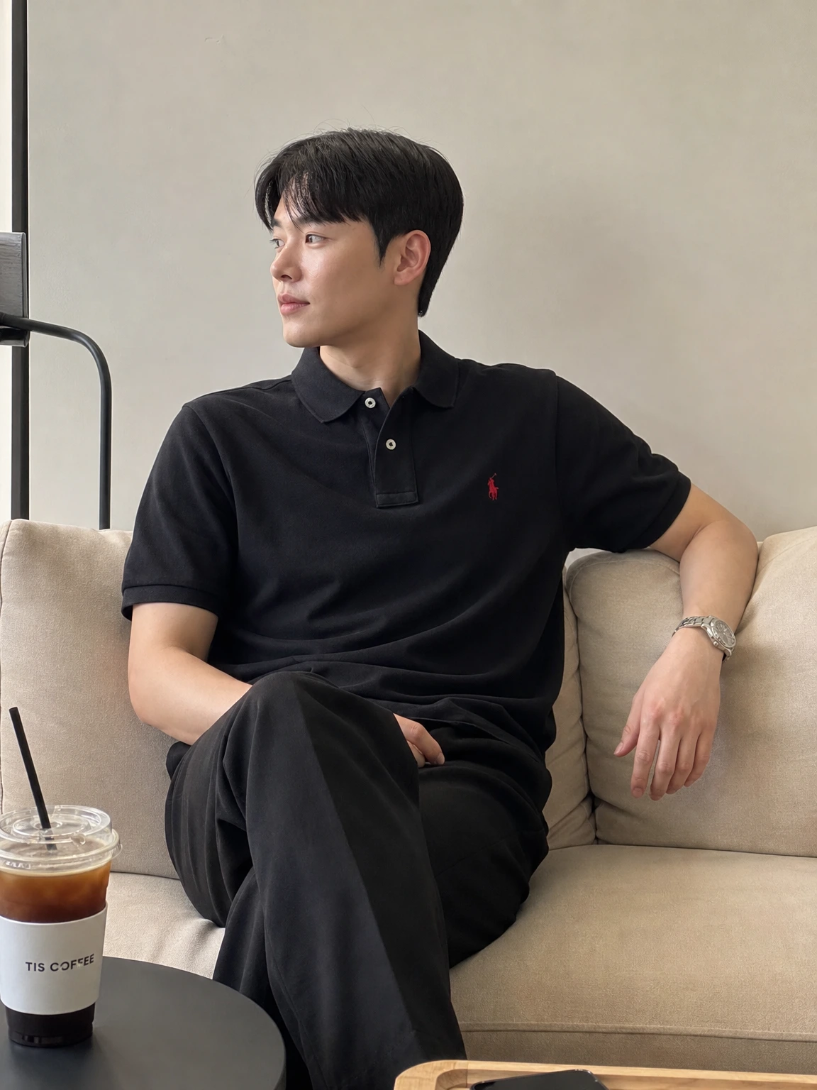 단정한 카라로 정리된 티셔츠