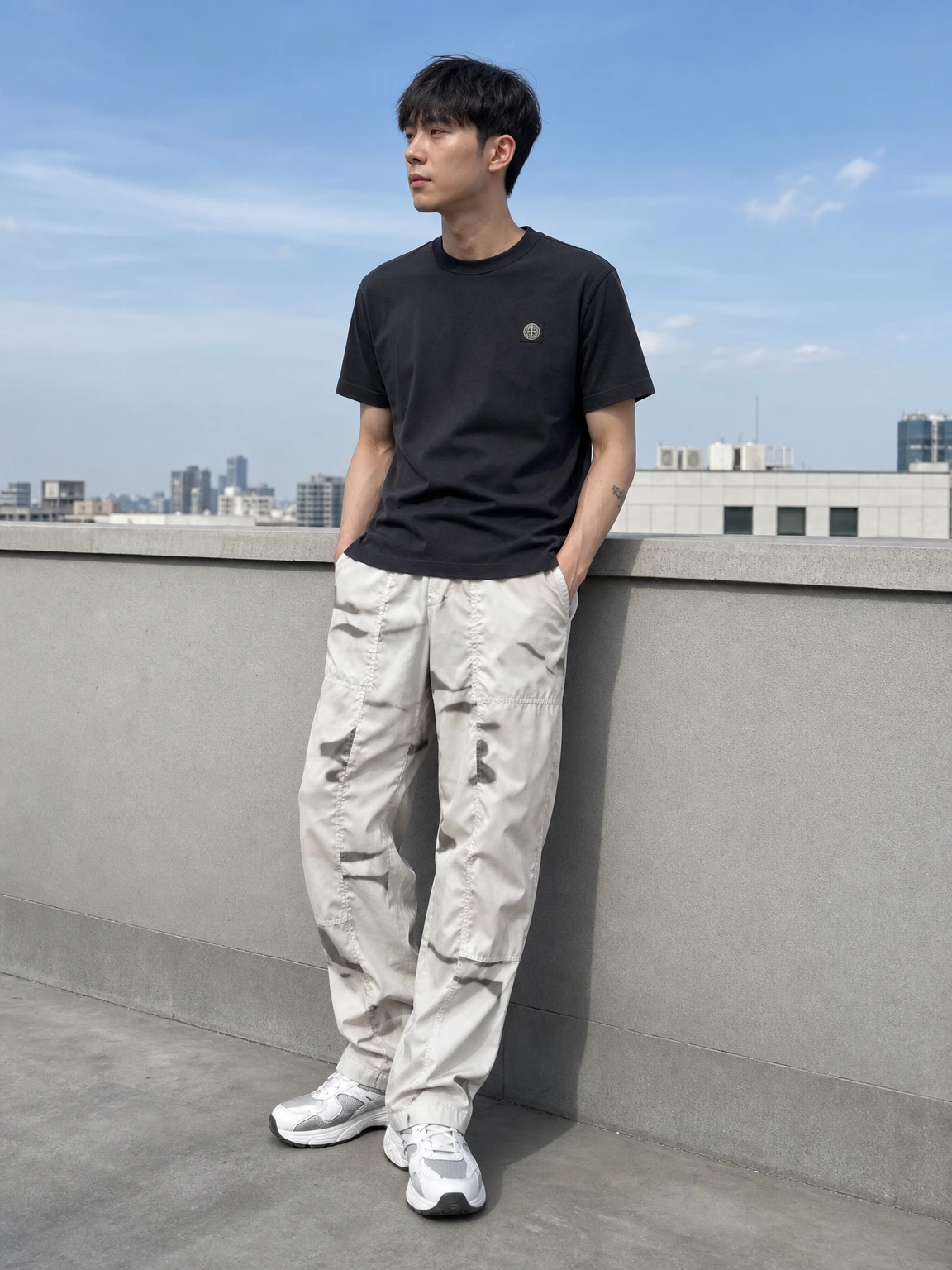 미니 패치로 힘을 준 반팔 티셔츠
