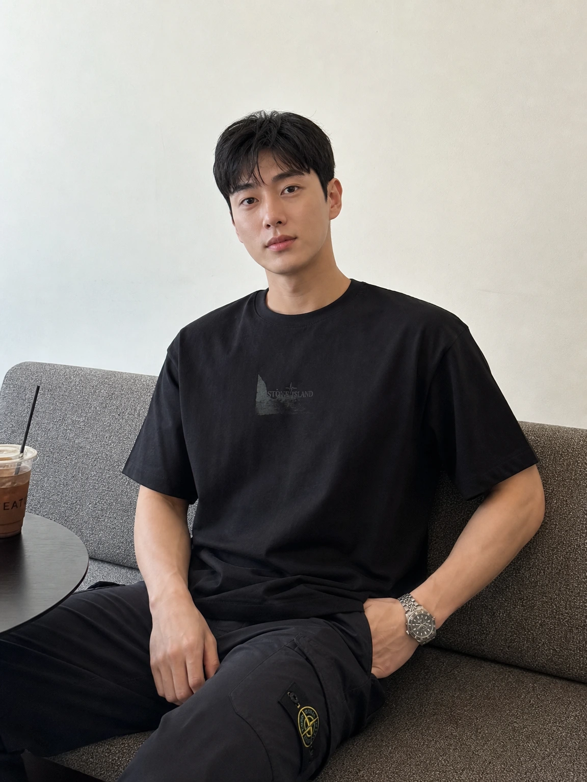 중앙 로고로 힘을 준 반팔 티셔츠