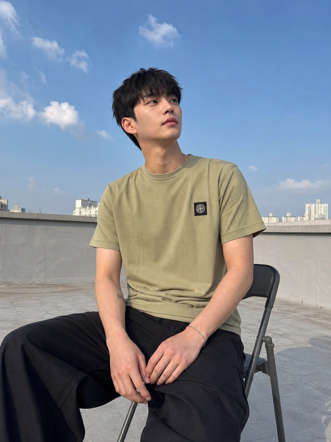 작은 패치로 힘을 준 반팔 티셔츠