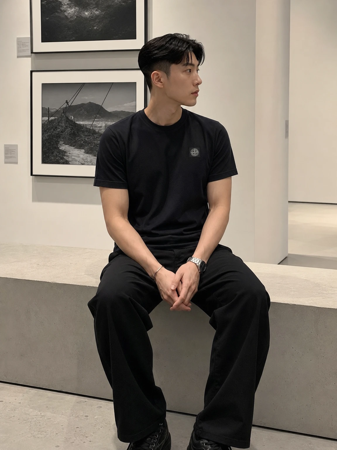 미니 로고로 힘을 준 티셔츠
