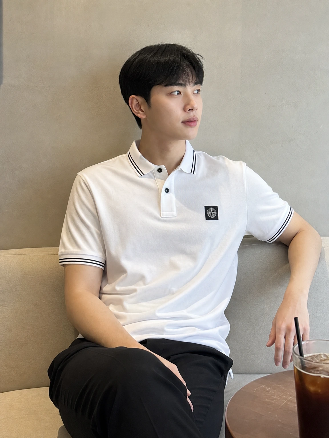 팁 칼라 라인으로 정돈된 폴로 셔츠