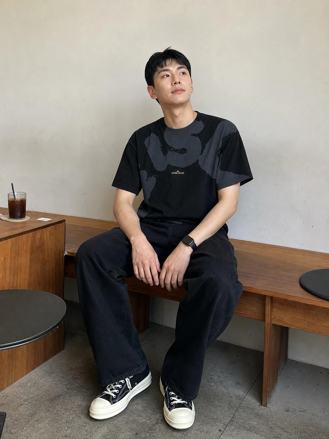 페인트 프린팅이 돋보이는 반팔 티셔츠