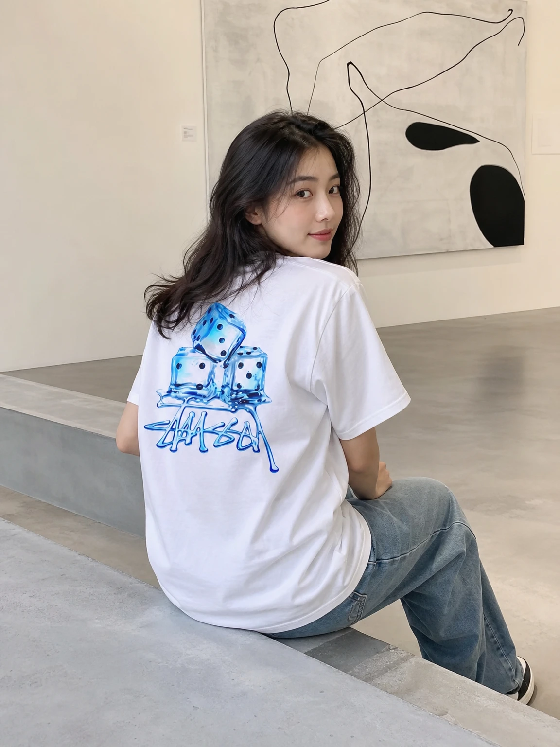 아이코닉 프린트가 돋보이는 티셔츠