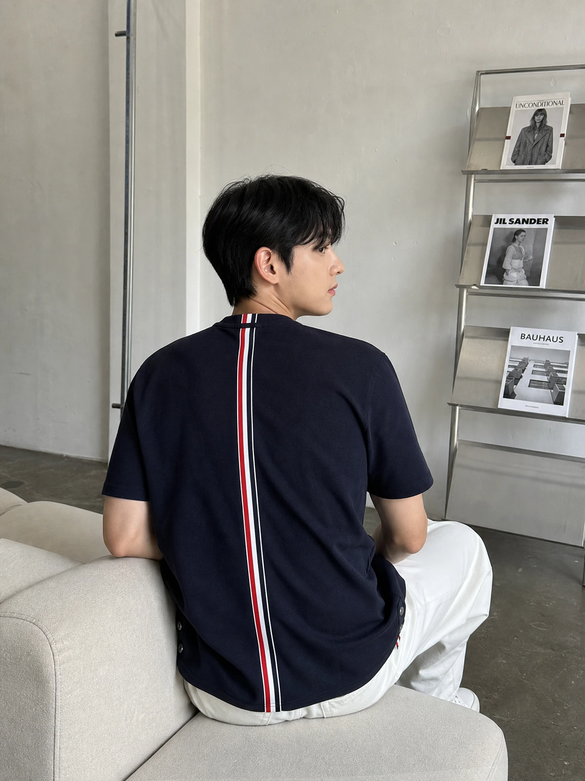 등판 배색 라인이 돋보이는 반팔티셔츠