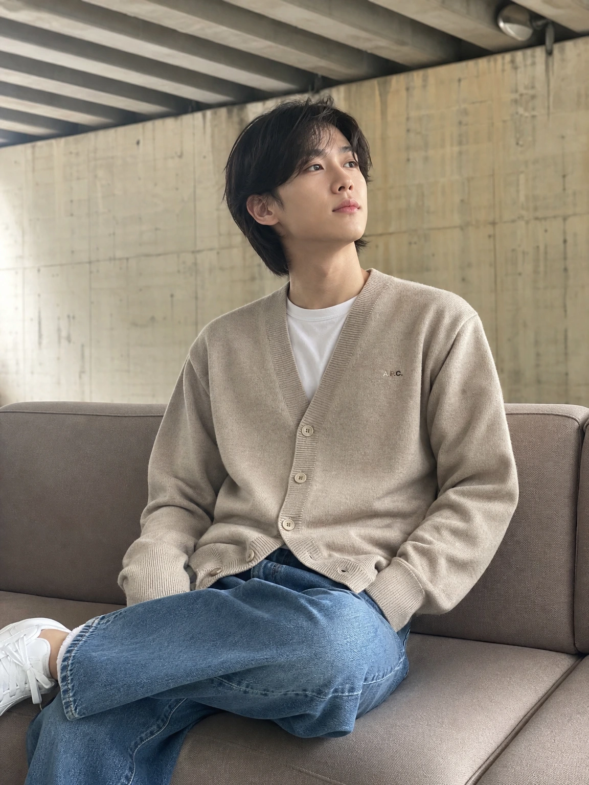 깊은 V넥으로 여유로운 가디건