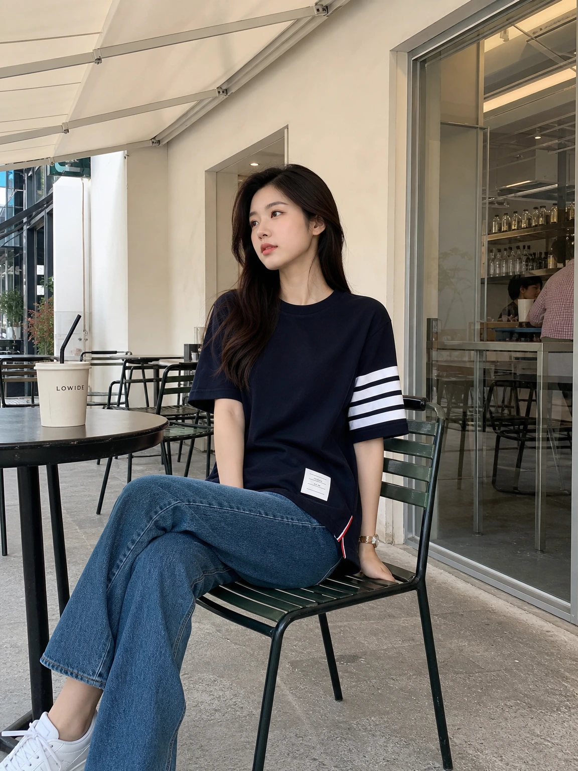 소매 배색이 돋보이는 반팔티셔츠