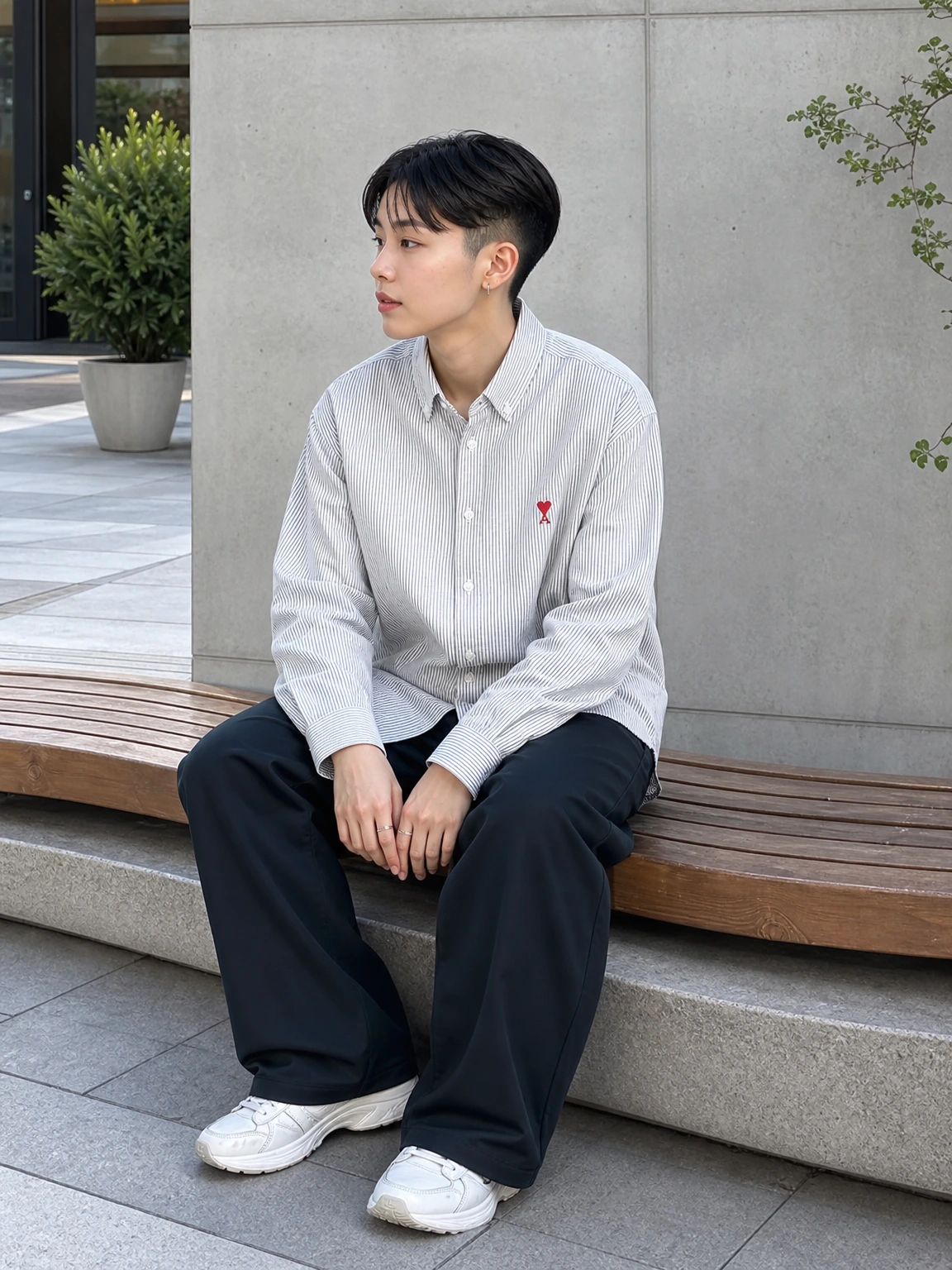 미니 자수로 위트를 더한 셔츠