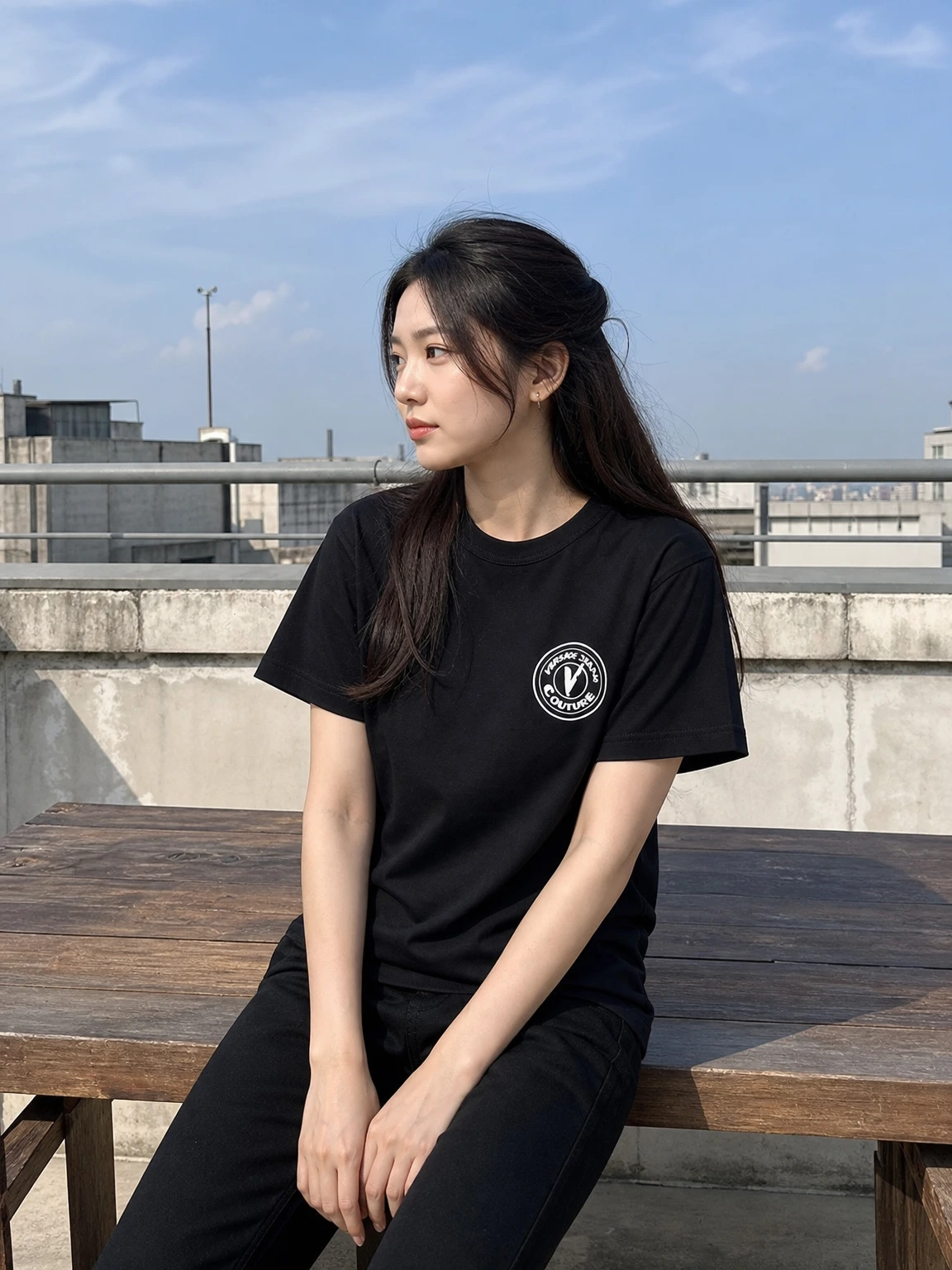 미니 엠블럼이 깔끔한 티셔츠