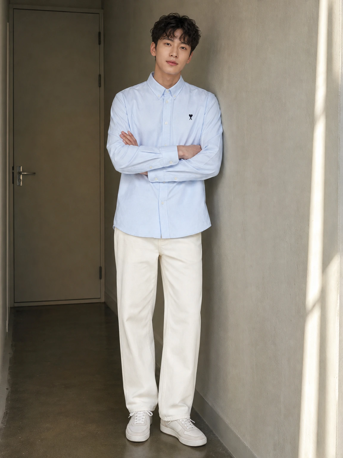 미니 자수로 힘을 준 셔츠