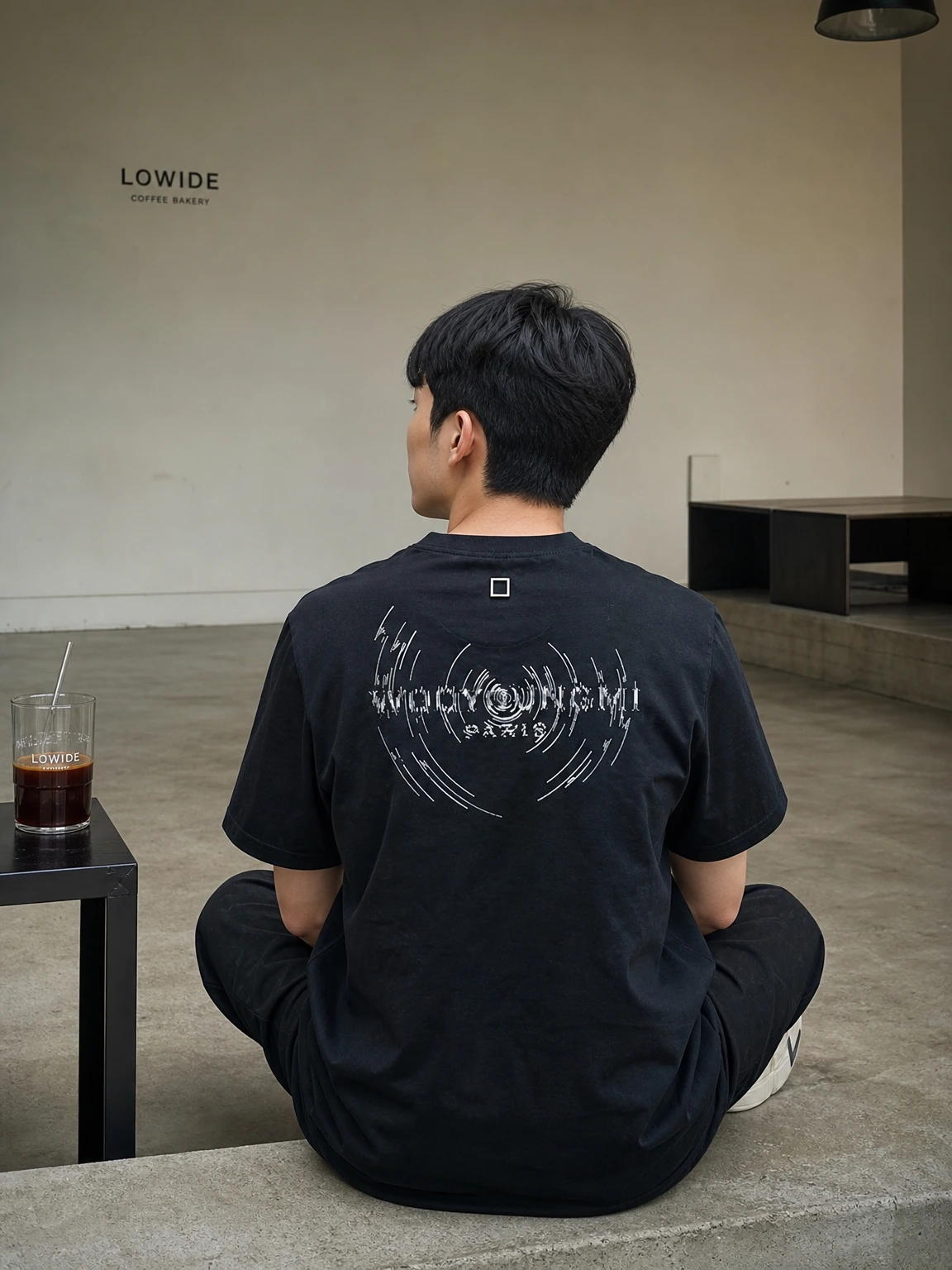 웨이브 그래픽이 돋보이는 티셔츠
