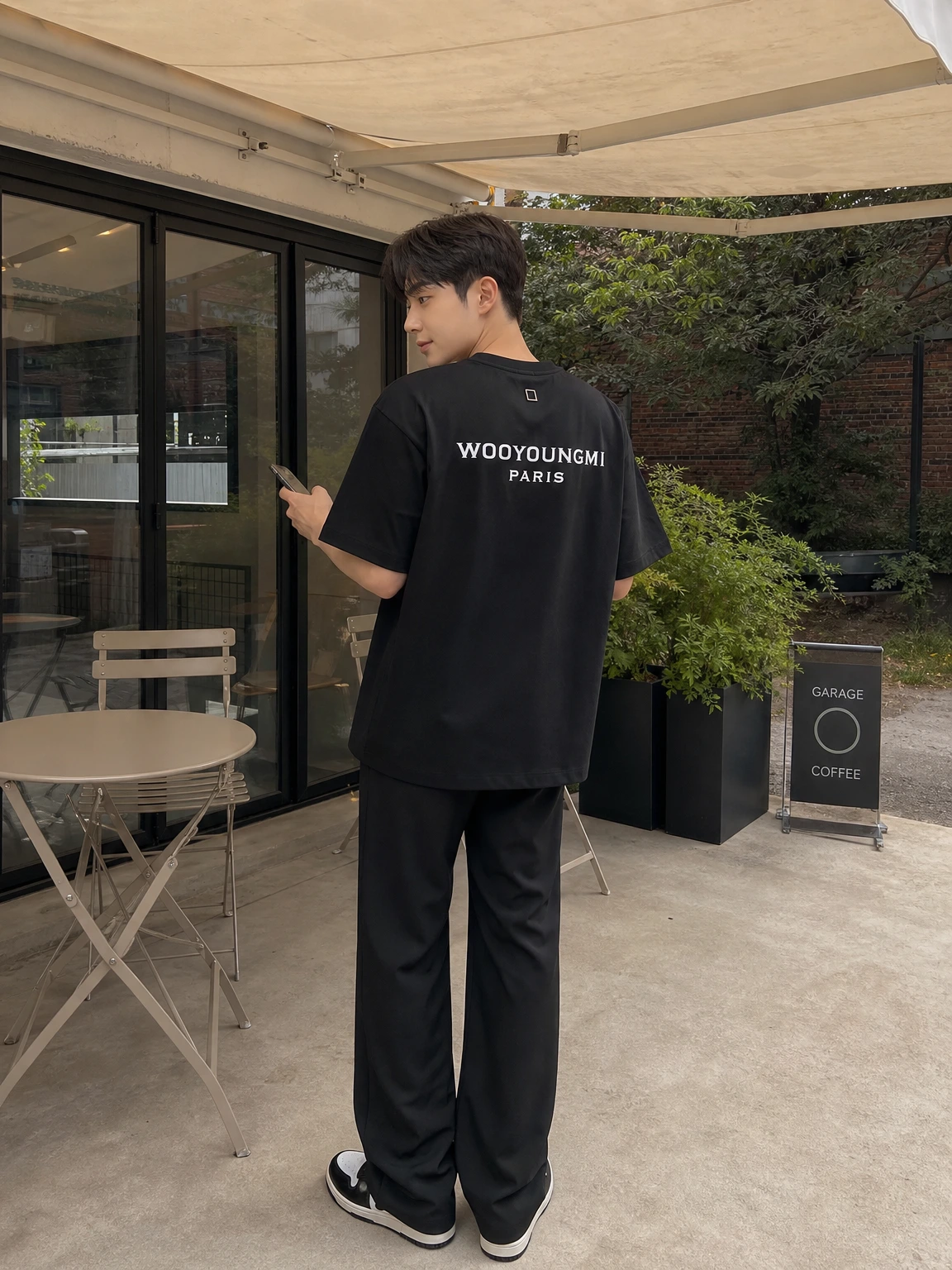 백로고로 시선을 모으는 반팔 티셔츠