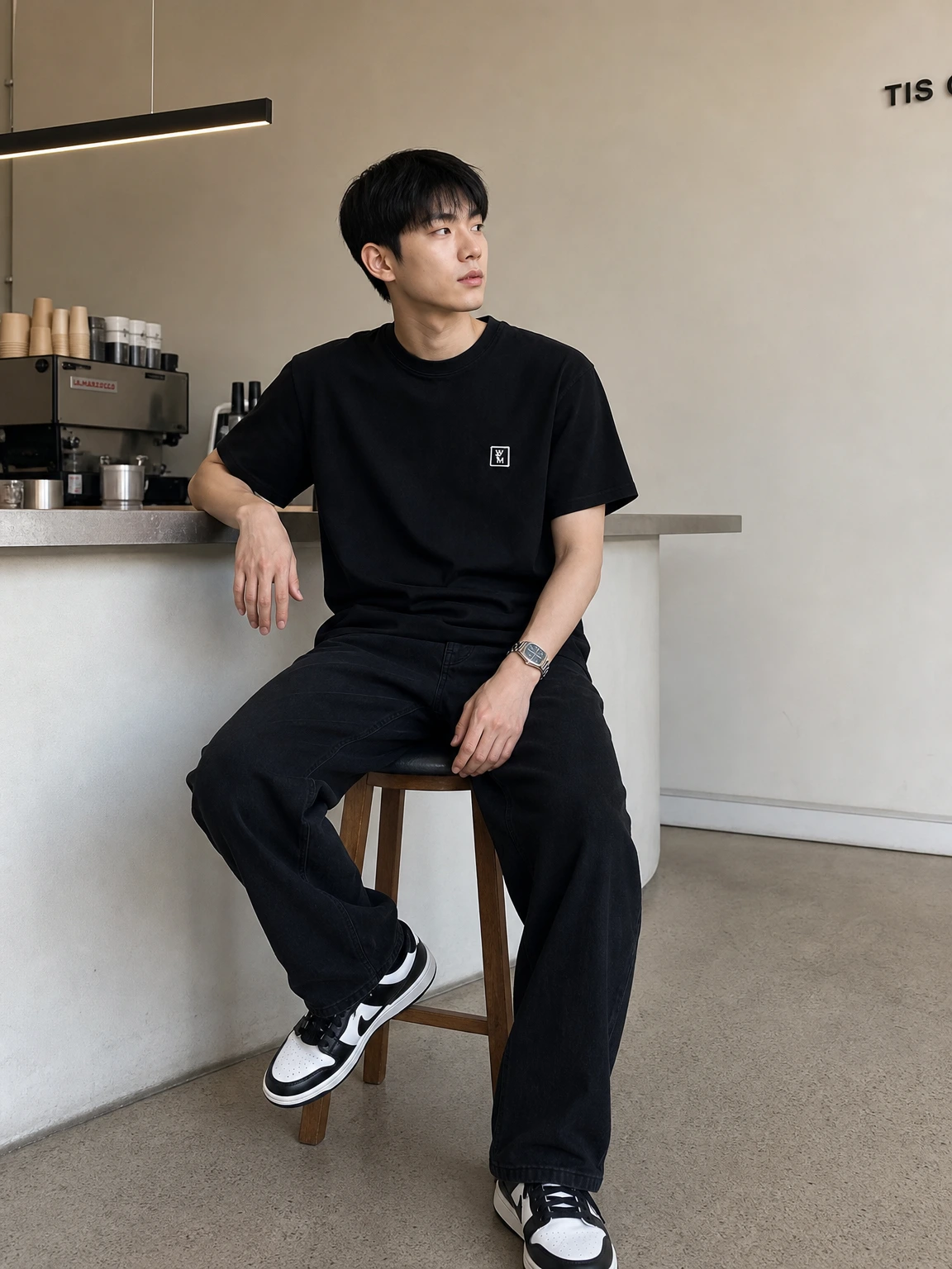 백로고로 시선을 모으는 티셔츠