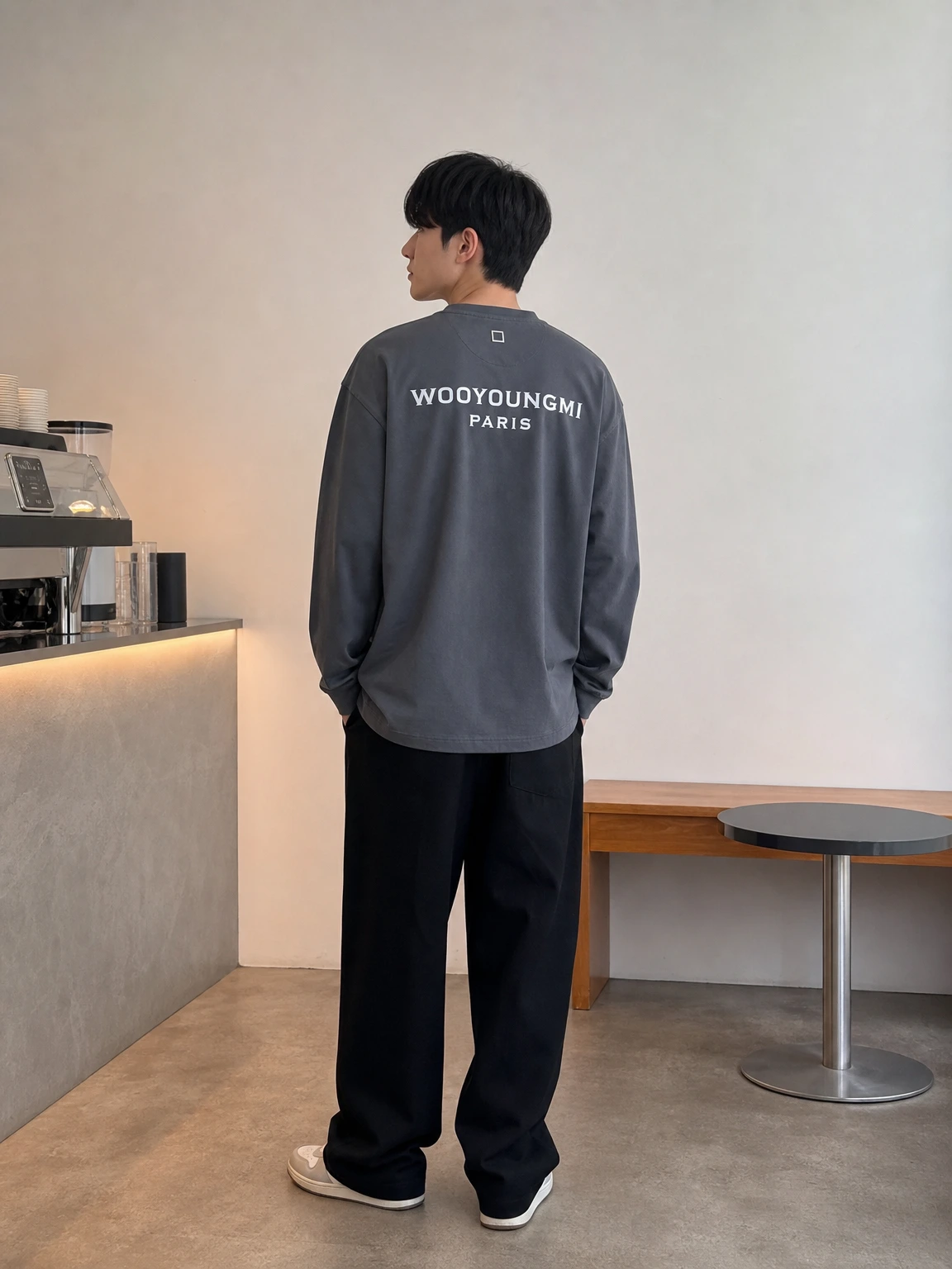 백로고로 뒷모습이 완성되는 티셔츠