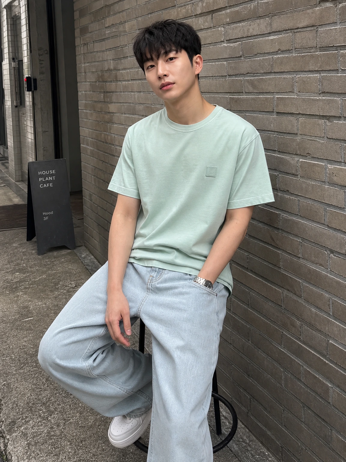 백로고로 시선을 모으는 반팔티