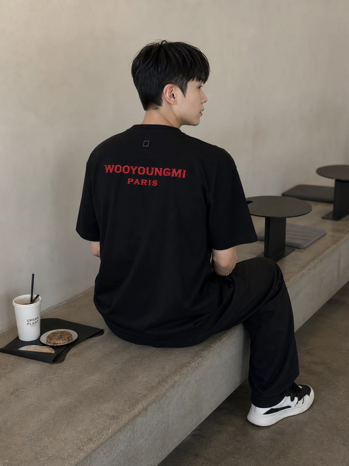 뒤에서 더 눈에 띄는 티셔츠