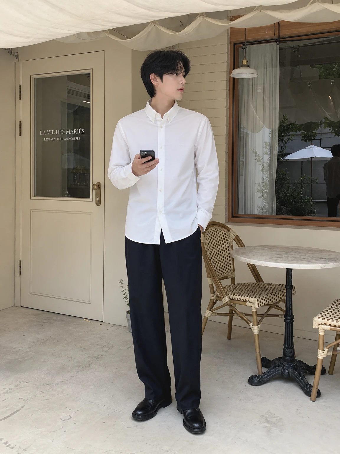 버튼다운으로 단정한 셔츠