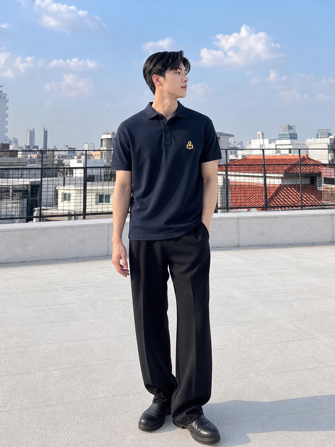 자수 로고로 포인트 준 반팔티셔츠