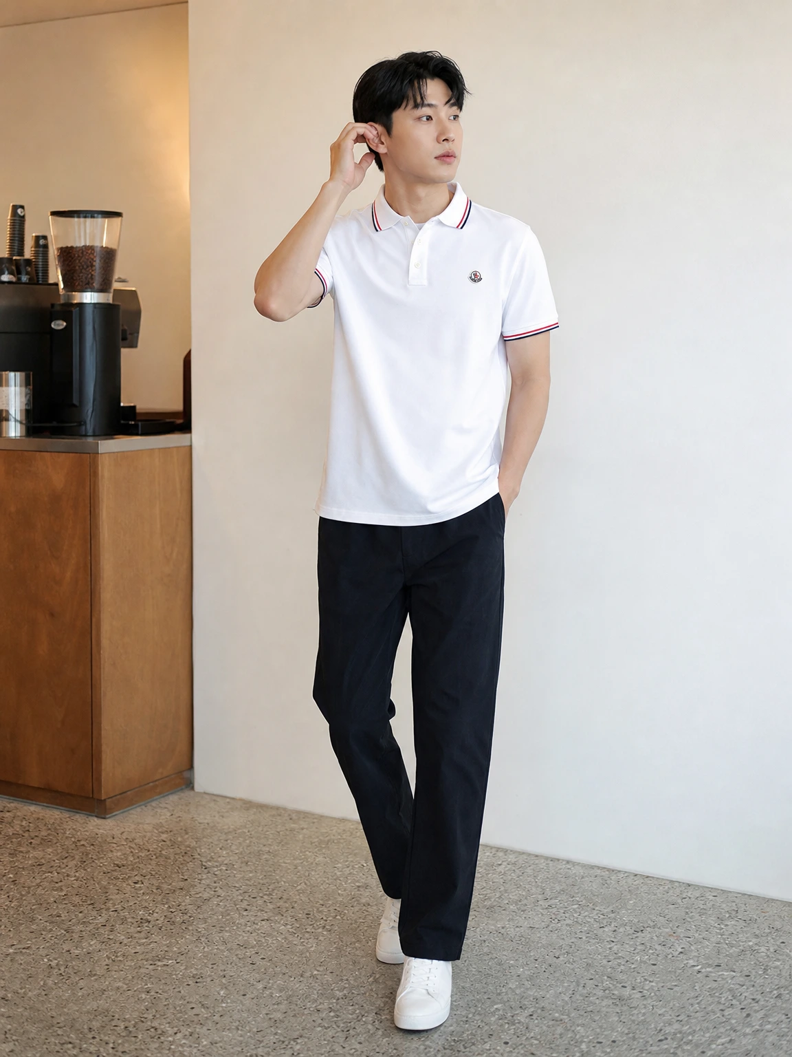 배색 립으로 선을 더한 폴로 티셔츠