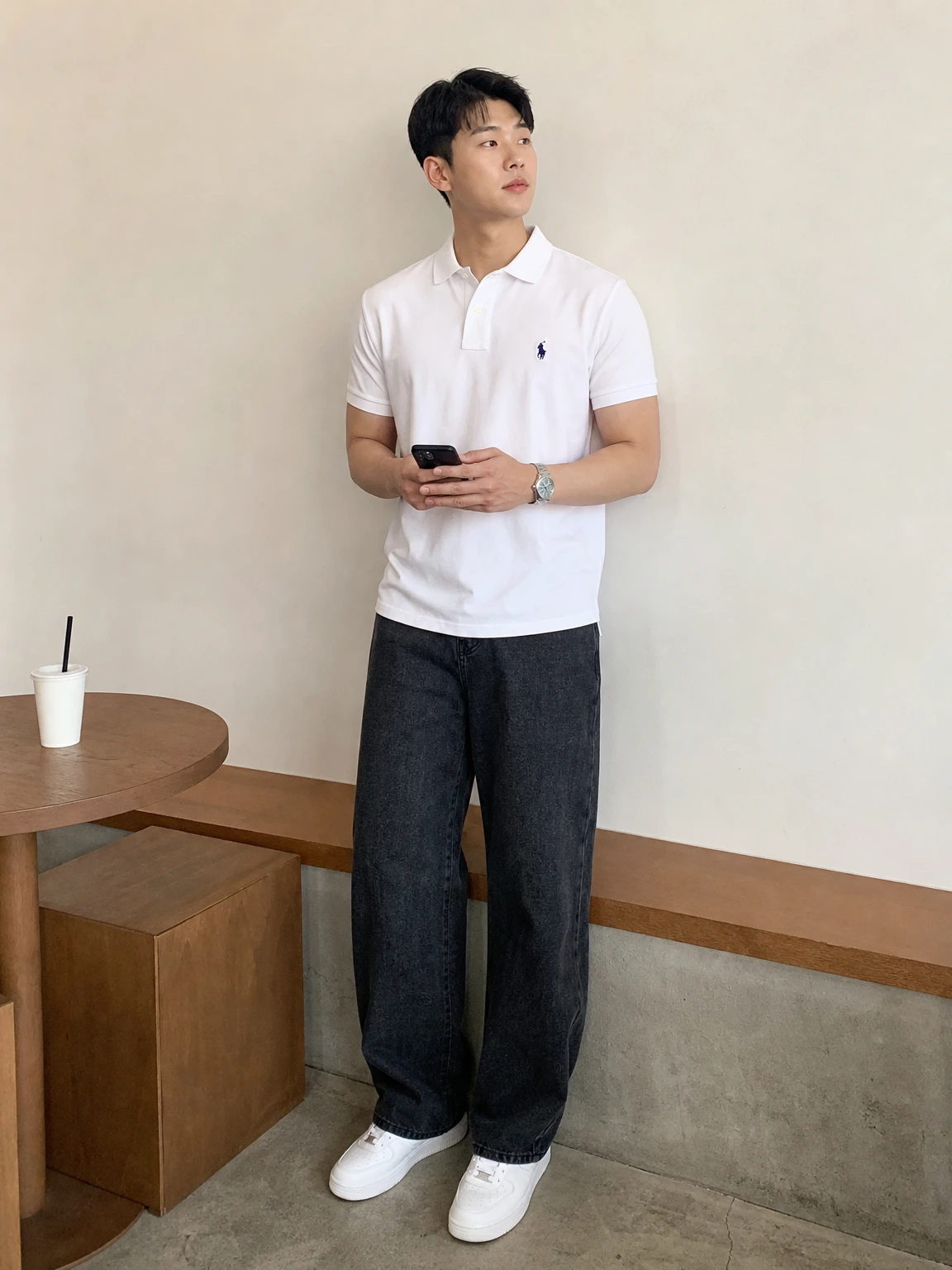 단정한 슬림핏이 돋보이는 카라 티셔츠