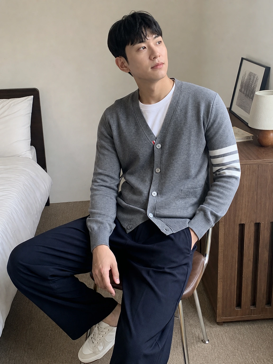 소매 배색 라인이 돋보이는 가디건