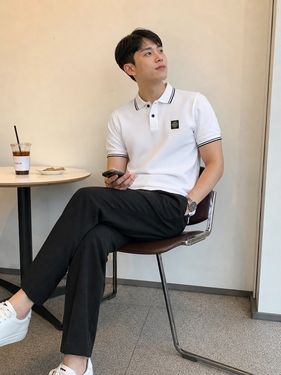 배색 라인으로 정돈된 반팔 카라티