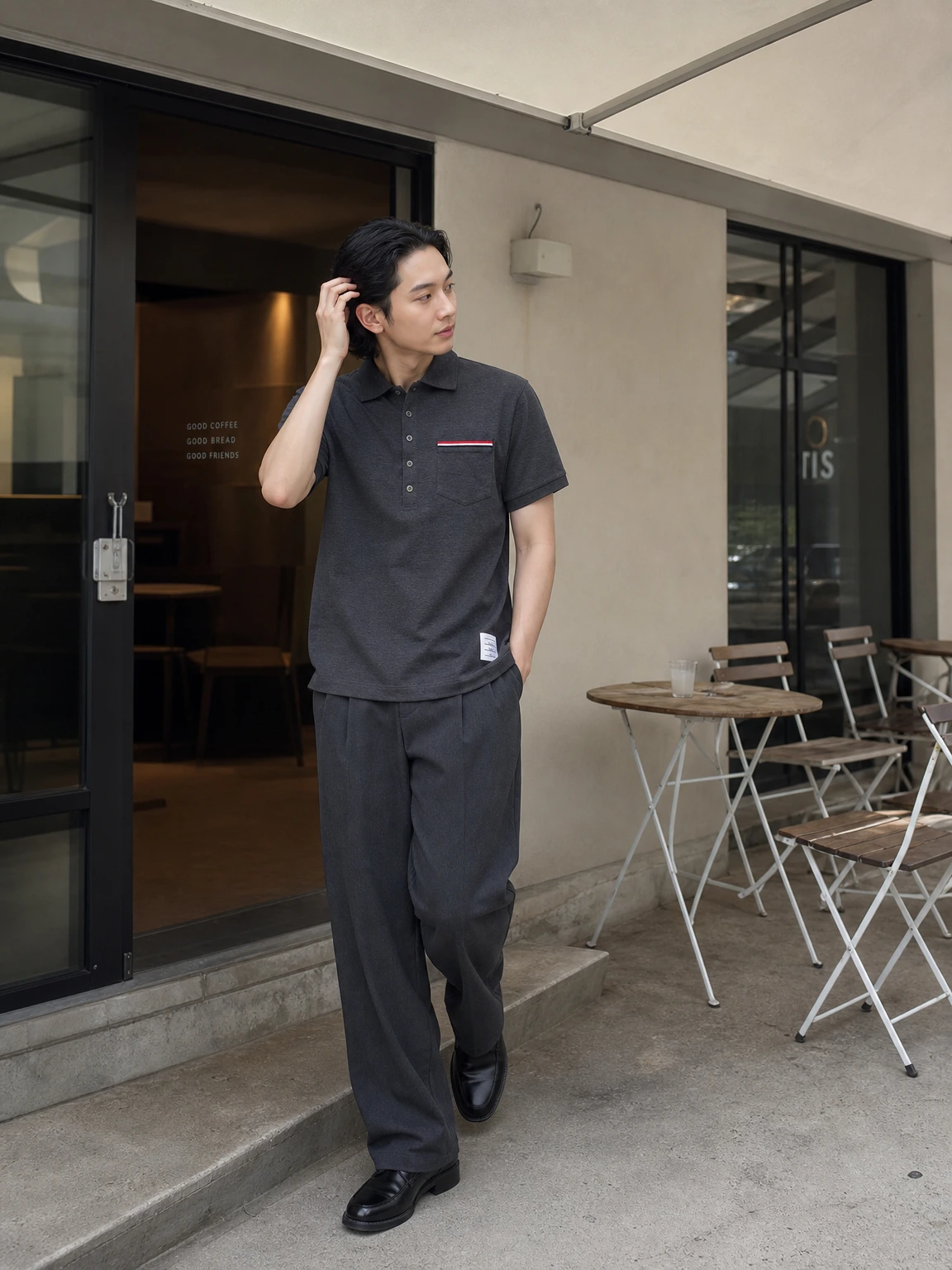 포켓 배색이 돋보이는 반팔 티셔츠