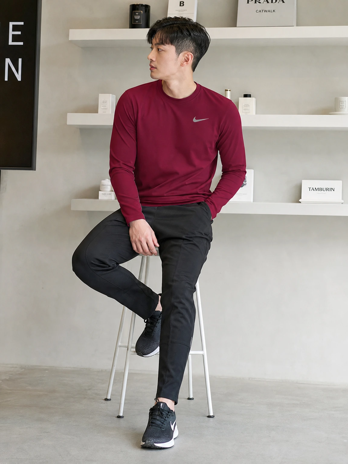 밀착 실루엣이 돋보이는 티셔츠