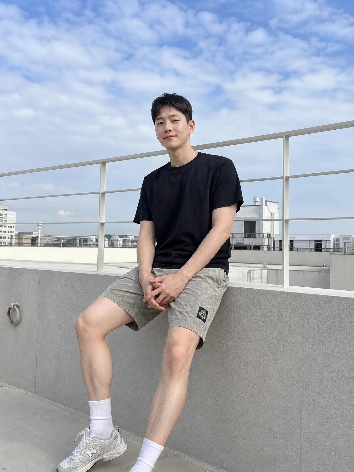 메탈릭 광택이 돋보이는 쇼츠