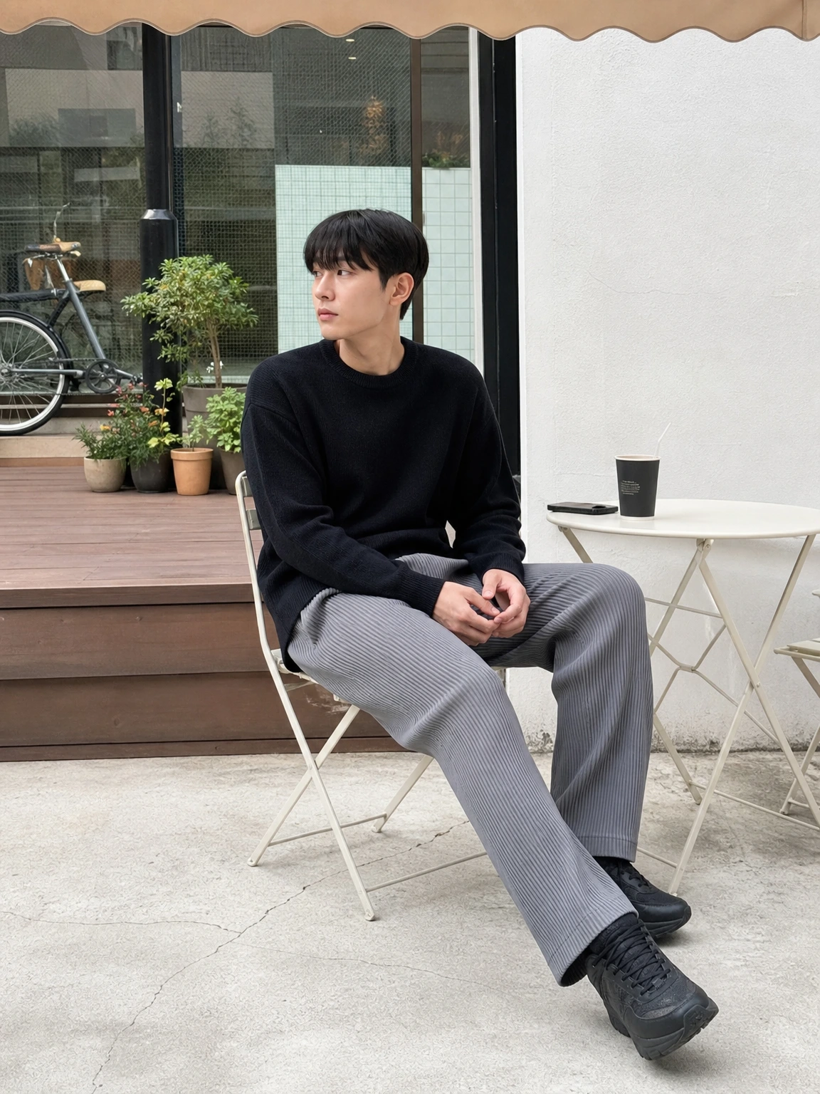 세로 플리츠로 흐르는 팬츠