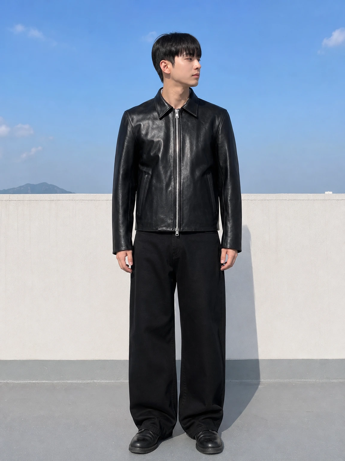 광택 레더로 존재감 있는 자켓
