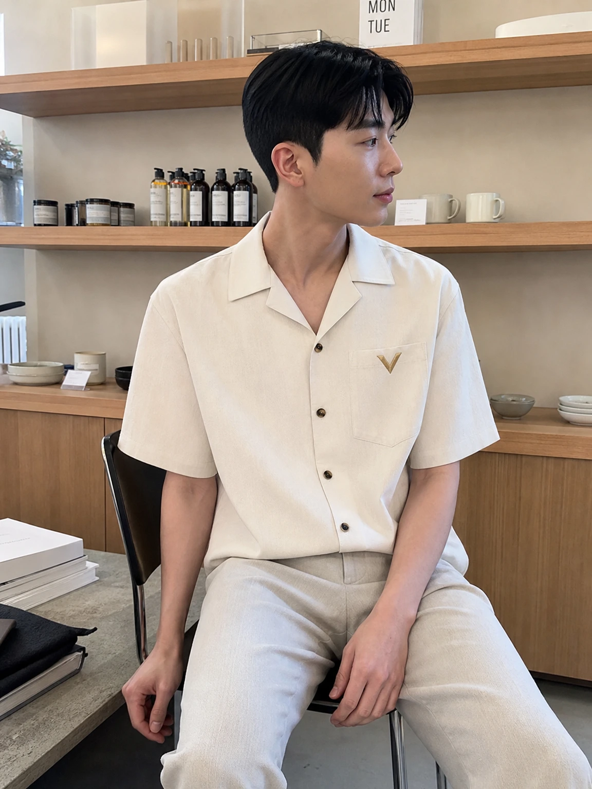 골드 V 포인트로 빛나는 셔츠