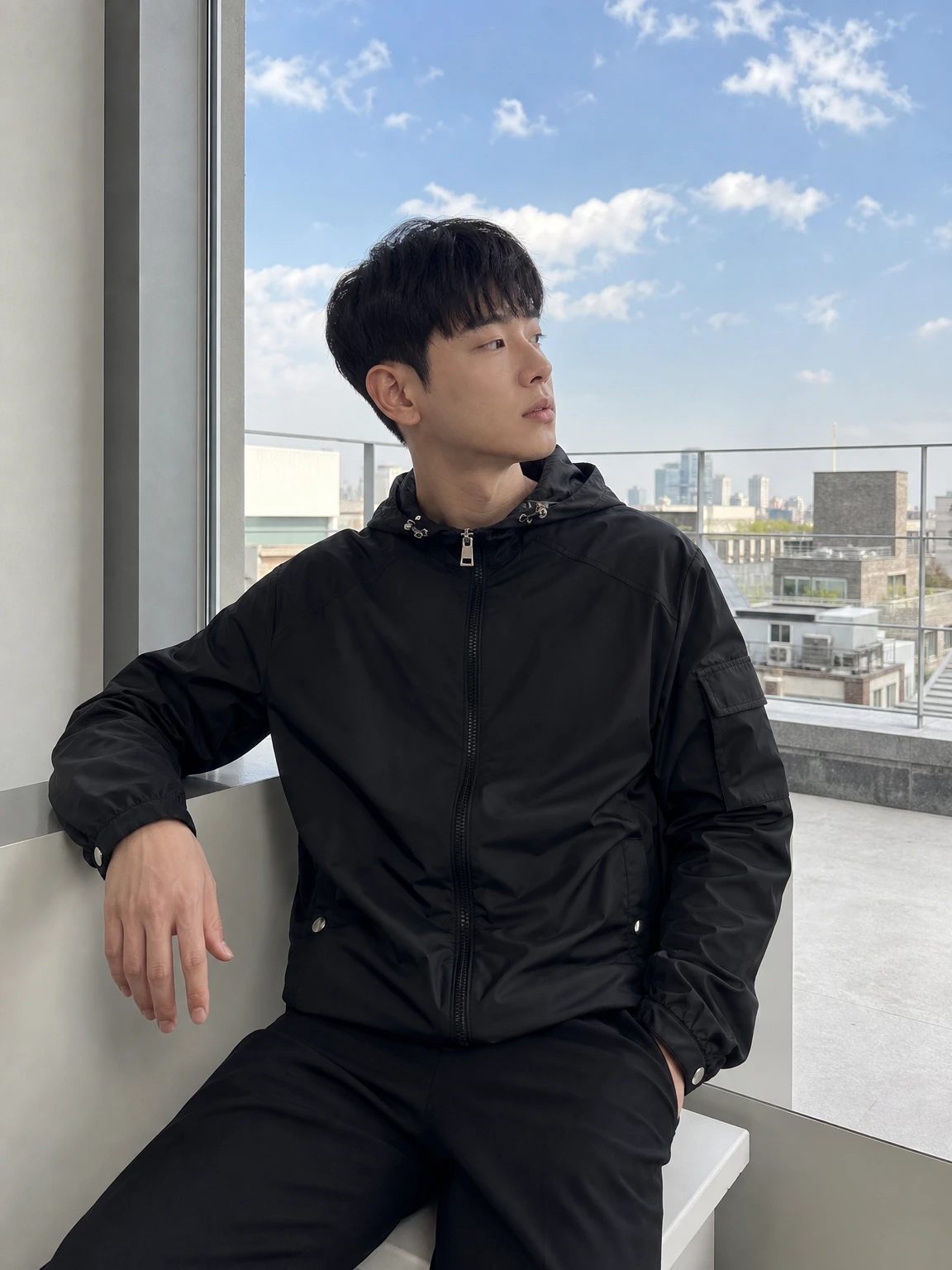 가볍게 여닫는 후드 레인 재킷