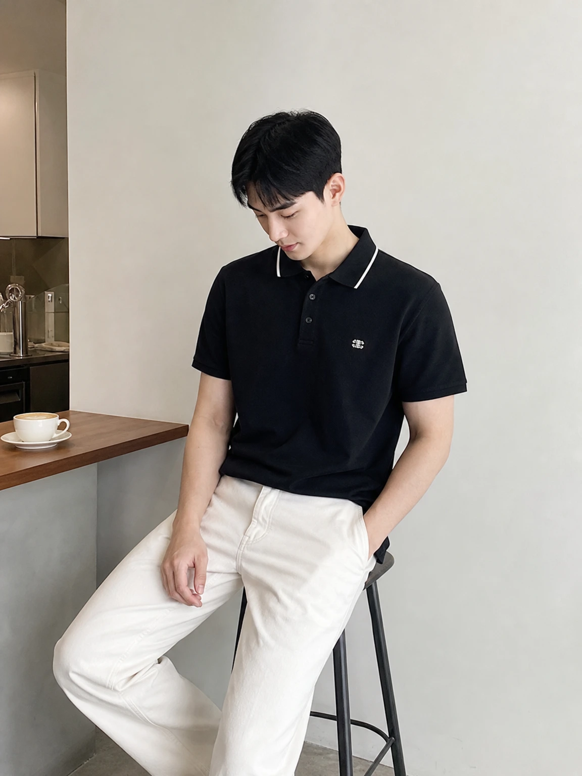 배색 라인으로 정돈된 반팔 폴로티